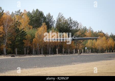 Ein RQ-7B Shadow tactical Unmanned Aircraft Systems, kontrolliert und von Soldaten zu Delta Unternehmen zugewiesen sind gepflegt, 91st Brigade Ingenieur Bataillon, 1st Armored Brigade Combat Team, 1.Kavallerie Division, landet auf Reiter Flug Landeplatz in Trzebien, Polen, Nov. 1, 2018. Die ironhorse Brigade ist derzeit in ganz Europa zur Unterstützung der Atlantischen Lösung bereitgestellt. Stockfoto