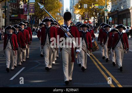 Soldaten der US-Armee Fife und Drum Corps, 4.BATAILLON, 3d-US-Infanterie Regiment (Die Alte Garde) März zugeordnet und in der 4. jährlichen Philadelphia Veterans Day Parade in Philadelphia, Pennsylvania, November 4, 2018 durchführen. Stockfoto