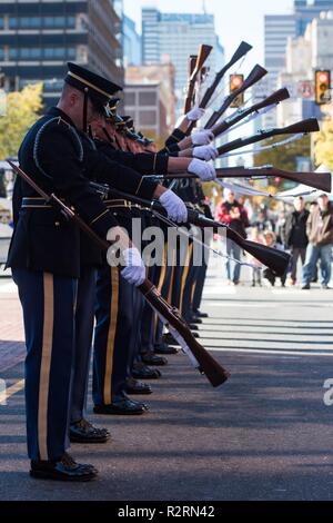 Soldaten der US-Army Drill Team, 4.BATAILLON, 3d-US-Infanterie Regiment (Die Alte Garde) Führen Sie nach Abschluss der 4. jährlichen Philadelphia Veterans Day Parade in Philadelphia, Pennsylvania, November 4, 2018. Stockfoto