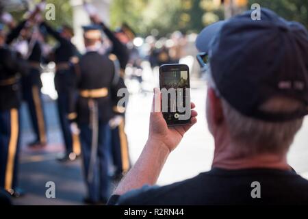 Ein Mitglied der Publikum Filme der US-Army Drill Team nach dem 4. jährlichen Philadelphia Veterans Day Parade in Philadelphia, Pennsylvania, November 4, 2018. Stockfoto