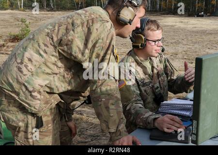 Spc. Zachary Kinder, Links, und der US-Armee Pfc. Brigham Albertson, beide Unmanned Aircraft Systems Betreiber zu Delta Firma zugewiesen, 91st Brigade Ingenieur Bataillon, 1st Armored Brigade Combat Team, 1.Kavallerie Division, überwachen und die RQ-7B Shadow mit einem tragbaren Ground Control System an Reiter Flug Landeplatz in Trzebien, Polen, Nov. 1, 2018. Die ironhorse Brigade ist derzeit in ganz Europa zur Unterstützung der Atlantischen Lösung bereitgestellt. Stockfoto