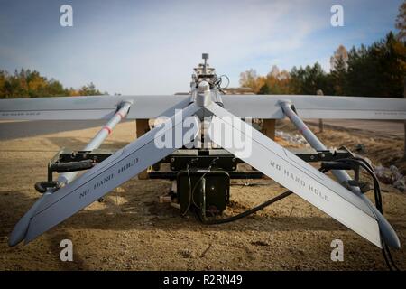 Ein RQ-7B Shadow tactical Unmanned Aircraft Systems, kontrolliert und von Soldaten zu Delta Unternehmen zugewiesen sind gepflegt, 91st Brigade Ingenieur Bataillon, 1st Armored Brigade Combat Team, 1.Kavallerie Division, ist bereit, Reiter Flug Landeplatz in Trzebien, Polen, Nov. 1, 2018 zu starten. Die ironhorse Brigade ist derzeit in ganz Europa zur Unterstützung der Atlantischen Lösung bereitgestellt. Stockfoto