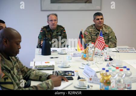 Us-Armee Oberst Neil Khatod, Kommandeur der 2d Theater Signal Brigade, und die deutsche Armee Brig. Gen. Dietmar Mosmann Bundeswehr CIS Befehl stellvertretenden kommandierenden General und Befehlshaber der Truppen, hören Sie ein Briefing während einer Partnerschaft Treffen 29.10.2018, Bundeswehr CIS-Zentrale in Bonn, Deutschland. Stockfoto