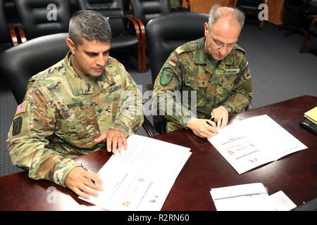 Us-Armee Oberst Neil Khatod, Kommandant der 2d Theater Signal Brigade, und Deutschland Armee Brig. Gen. Dietmar Mosmann Bundeswehr CIS Befehl stellvertretenden kommandierenden General und Befehlshaber der Truppen, unterzeichnen ein Abkommen über die Zusammenarbeit nach einem Treffen der Interoperabilität Zusammenarbeit Treffen der Gruppe, Nov. 6, 2018, in Wiesbaden, Deutschland. Stockfoto