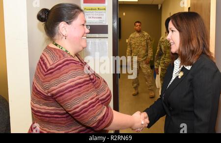 Frau Karen Pence, die zweite Dame, nahm sich die Zeit während ihrer Fort Bragg tour mit Alice Stewart, die Kunst Therapeut an Womack Army Medical Center 2. November zu treffen. Stockfoto