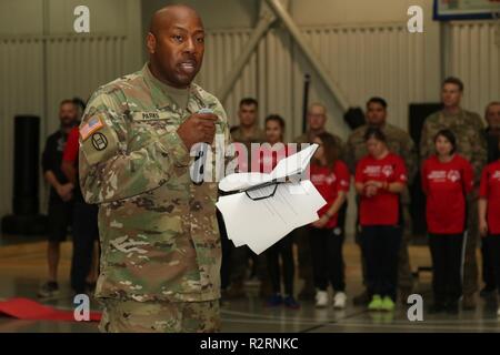 Us-Armee Maj. Ellis commander Parks der 382 öffentlichen Angelegenheiten Abstand zu der 1. Gepanzerten Brigade Combat Team angeschlossen, 1. der Kavallerie Division Public Affairs Office gibt eine Rede auf dem Stützpunkt Mihail Kogalniceanu in Rumänien, November 6, 2018. Mehr als 100 Zuschauer 32 rumänische Athleten der Special Olympics und Base Personal einschließlich der US-amerikanischen und kanadischen Kräfte konkurrieren in Boccia, Inlineskaten, Tischtennis, Turnen und Basketball. Stockfoto