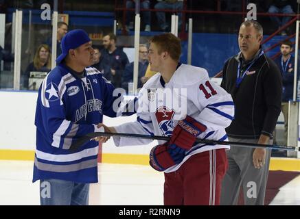 Oberstleutnant Lawrence Yazzie (links), 132 d Cyber Operations Squadron Commander, schüttelt Hände mit Des Moines Buccaneers Hockey Spieler Luke Manning, 4. November 2018 in Des Moines, Iowa. Manning hat der Air Force Academy verpflichtet. Stockfoto