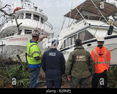 Der Küstenwache und Florida Fisch und Wildlife Conservation Bewertung der Kommission Mannschaft, zusammen mit der Bergung Fremdfirmen, Monitor a vertriebenen Schiff in Panama City, Fla., Okt. 31, 2018. Die Funktion Emergency Support-10 Unified Command, gebildet von der US-Küstenwache und der Fwc, arbeiten zusammen, um die Verschmutzung Bedrohungen in betroffenen Gebieten durch den Hurrikan Michael in Angriff zu nehmen. Us-Küstenwache Stockfoto