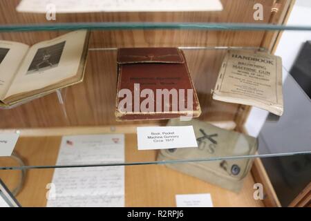 Eine Anzeige bei der Weltkrieg I-Ära Artefakten ist am Fort McCoy, Wis., History Center am Okt. 26, 2018 gezeigt. Die Geschichte Zentrum ist Teil der Installation Commemorative Area. Stockfoto