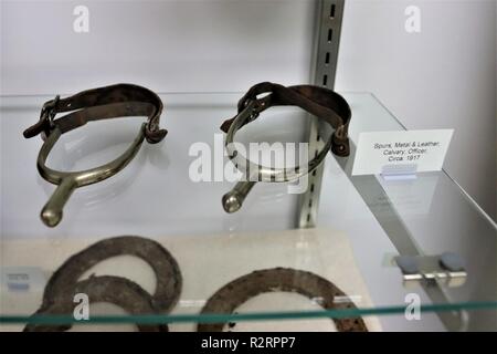 Eine Anzeige bei der Weltkrieg I-Ära Artefakten ist am Fort McCoy, Wis., History Center am Okt. 26, 2018 gezeigt. Die Geschichte Zentrum ist Teil der Installation Commemorative Area. Stockfoto