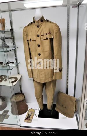 Eine Anzeige bei der Weltkrieg I-Ära Artefakten ist am Fort McCoy, Wis., History Center am Okt. 26, 2018 gezeigt. Die Geschichte Zentrum ist Teil der Installation Commemorative Area. Stockfoto