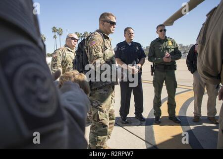 LTG Jeffrey Buchanan, Kommandierender General, United States Army North/fünften United States Army visits die San Diego Grenzregion von Pete Flores, Direktor Field Operations, San Diego Field Office, Rodney Scott, Chief PATROL-Agenten, San Diego und Hunter Davis, Direktor, Luft und Marine Operations, San Diego Luft und Marine Zweig begleitet. Andere militärische Personal inklusive BG Laura Yeagar, Kommandant der Gemeinsamen Task Force North, Col Kyle Ellison, Kommandierender Offizier, 7. Marine Regiment, CSM Delgado, Command Sergeant Major, United States Army North/fünften United States Army. Stockfoto