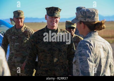 Sgt Maj. Paul Mckenna, Befehl älterer Soldat Führer, North American Aerospace Defense Command und US Northern Command grüßt die wichtigsten Führer der DOD-Unterstützung der südwestlichen Grenze bei seinem Besuch in Sunglow Stadt Davis-Monthan Air Force Base, Arizona., 6. November 2018. Sgt Maj Mckenna reiste in die base Sunglow Stadt, die Häuser Soldaten bereitgestellt Verteidigungsministerium Unterstützung der südwestlichen Grenze zu besuchen. Stockfoto