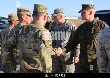 Haughnessy Gen. Terrence J. O'S, Kommandant des North American Aerospace Defense Command und US Northern Command und Sgt Maj. Paul Mckenna, der Befehl älterer Soldat Führer, grüßt Führungskräfte während ihres Besuchs in Sunglow Stadt in Davis-Monthan Air Force Base, Arizona., 6. November 2018. Gen. O'Shaughnessy und Sgt Maj Mckenna besucht Sunglow Stadt, die Häuser Soldaten bereitgestellt Verteidigungsministerium Unterstützung der südwestlichen Grenze zur Verfügung zu stellen. Stockfoto