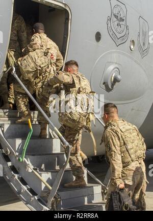 Soldaten in den 2 Bataillon zugeordnet, Rüstung 198th Regiment, 155 gepanzerte Brigade Combat Team, Mississippi Army National Guard, Board eine C-17 Globemaster III Transport Flugzeug für einen Flug nach Doha, Katar im Ali Al Salem Air Base, Kuwait, Okt. 30, 2018. Die 2-198 AR ist Reisen in Katar in Übung östlichen Aktion 2019, eine bilaterale Übung zwischen USA und Qatari teilzunehmen. Stockfoto