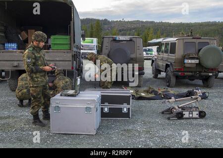 Norwegen (5. November 2018) Master Sergeant Tavor Tosifov, für die Beseitigung von Explosivstoffen Platoon zugewiesen, der bulgarischen Streitkräfte, betreibt eine unbemannte Fahrzeug während der Übung der NATO Trident Zeitpunkt 2018. Trident Zeitpunkt 2018 brachte über 50.000 Teilnehmer, 250 Flugzeuge und 65 Schiffe aus mehr als 30 Nationen. ( Stockfoto