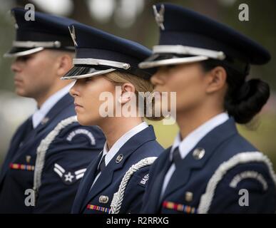 Airman 1st Class Katherine Lauge und andere pallbearers stehen bereit, die Ehrengarde Abschlussfeier zu beginnen Nov. 1 in Eglin Air Force Base, Fla. ca. 13 neue Flieger aus dem 120-plus-Kurs absolviert. Die Staffelung der Leistung umfasst Flag detail, Gewehr, Volleyball, Pall Träger und Hornist für Freunde, Familie und Kommandanten. Stockfoto