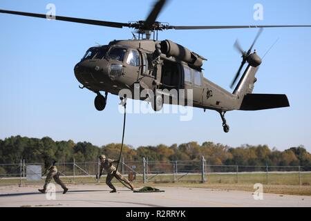 Eine Gruppe von US-Army Rangers, 5 Ranger Training Bataillon zugeordnet ist, führt eine schnelle Seil Einsetzen/Ausziehen (Pommes) außerhalb des UH-60 Black Hawk Hubschrauber, während Pommes/Spione Ausbildung bei der Army Aviation Support Facility, Winder, GA., 2. November 2018 zu Charlie Company, 1st Battalion, 106Th Aviation Regiment zugeordnet. Diese Schulungen können sowohl Piloten und Soldaten perfekt Ihre Fähigkeiten für zukünftige Erfolg der Mission vorzubereiten. Stockfoto