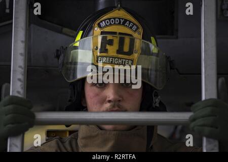 Airman 1st Class Mackenzie Lewis, 23d Bauingenieur Squadron Feuerwehrmann, unterstützt eine Leiter während einer A-10 Thunderbolt II C egress Übung, Nov. 5, 2018, bei Moody Air Force Base, Ga. Die 5-Tages Übung statt Nov. 5-9, Basis Personal Gelegenheit geben, blindbewerbungen in einer Angefochtenen und degradierte bekämpfen Umwelt zu erleben. Stockfoto