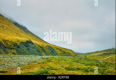 Ein Blick auf die Atigun Pass in der Brooks Range auf dem Dalton Highway in Alaska, USA. Hier der Dalton Highway kreuzt die Kontinentale Wasserscheide. Stockfoto