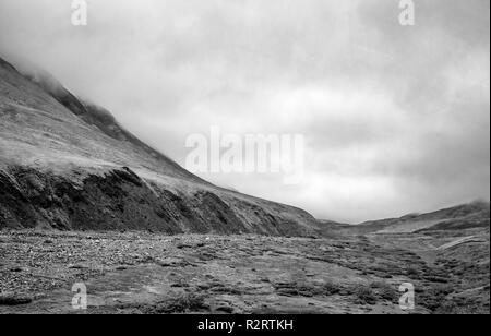 Ein Blick auf die Atigun Pass in der Brooks Range auf dem Dalton Highway in Alaska, USA. Hier der Dalton Highway kreuzt die Kontinentale Wasserscheide. Stockfoto