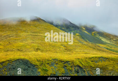 Ein Blick auf die Atigun Pass in der Brooks Range auf dem Dalton Highway in Alaska, USA. Hier der Dalton Highway kreuzt die Kontinentale Wasserscheide. Stockfoto