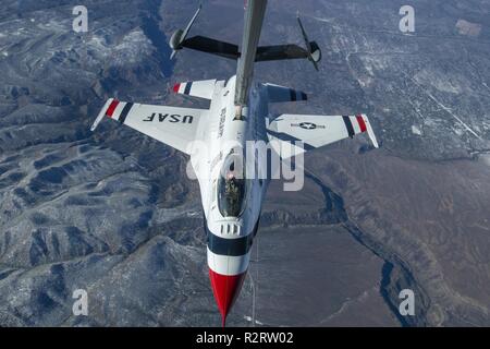 Ein US Air Force KC-10 Extender mit finden Bürger Flieger mit der 78Th Air Refuelling Squadron, 514Th Air Mobility Wing, tankt ein US Air Force Thunderbird F-16 Fighting Falcon über New Mexiko Nov. 1, 2018. Die 514Th ist ein Air Force Reserve Command Unit bei Joint Base Mc Guire-Dix - Lakehurst, N.J. entfernt Stockfoto