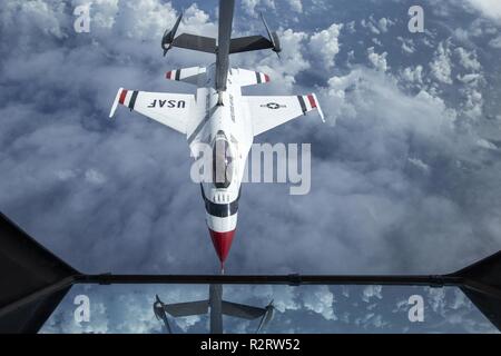 Ein US Air Force KC-10 Extender mit finden Bürger Flieger mit der 78Th Air Refuelling Squadron, 514Th Air Mobility Wing, tankt ein US Air Force Thunderbird F-16 Fighting Falcon über den Golf von Mexiko Nov. 5, 2018. Die 514Th ist ein Air Force Reserve Command Unit bei Joint Base Mc Guire-Dix - Lakehurst, N.J. entfernt Stockfoto