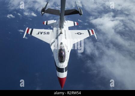 Ein US Air Force KC-10 Extender mit finden Bürger Flieger mit der 78Th Air Refuelling Squadron, 514Th Air Mobility Wing, tankt ein US Air Force Thunderbird F-16 Fighting Falcon über den Golf von Mexiko Nov. 5, 2018. Die 514Th ist ein Air Force Reserve Command Unit bei Joint Base Mc Guire-Dix - Lakehurst, N.J. entfernt Stockfoto