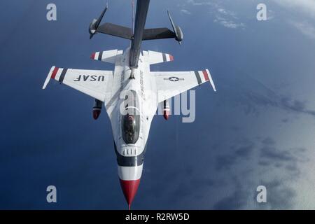 Ein US Air Force KC-10 Extender mit finden Bürger Flieger mit der 78Th Air Refuelling Squadron, 514Th Air Mobility Wing, tankt ein US Air Force Thunderbird F-16 Fighting Falcon über den Golf von Mexiko Nov. 5, 2018. Die 514Th ist ein Air Force Reserve Command Unit bei Joint Base Mc Guire-Dix - Lakehurst, N.J. entfernt Stockfoto