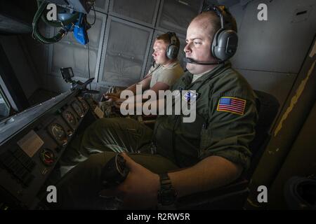 Us Air Force Senior Airman Chris M. Borgia, zurück, eine Crew Chief mit dem 714Th Aircraft Maintenance Squadron, Uhren als Master Sgt. Ryan S. McFadden, einer KC-10 Extender Boom Operator mit der 78Th Air Refuelling Squadron, sowohl mit der 514Th Air Mobility Wing, tankt ein US Air Force Thunderbird F-16 Fighting Falcon über Texas Nov. 5, 2018. Die 514Th ist ein Air Force Reserve Command Unit bei Joint Base Mc Guire-Dix - Lakehurst, N.J. entfernt Stockfoto