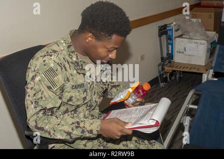 Yeoman (U-Boote) 2. Klasse Devarious Carver Bewertungen Papierkram vor Blut spenden während des U-Boots Squadron (SUBRON) 15 Blood Drive, Okt. 30. Blut spenden wurden von 16 Freiwilligen in Unterstützung der bewaffneten Dienstleistungen Blut Programm mobile Blood Drive akzeptiert von SUBRON 15 an Polaris Point gehostet werden. Stockfoto