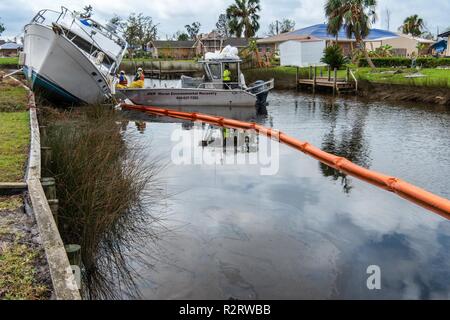 Lynn Haven, FL., Nov. 7, 2018 -- NOAA bietet Hilfe bei der Küstenwache in ihren Bemühungen zur Bekämpfung der Verschmutzung. Sogar eine kleine Version von Schiffskraftstoffen in sensiblen ökologischen Gebieten kann erhebliche negative Folgen für die Umwelt haben. Vielen verlassenen Schiffe noch Treibstoff und andere gefährliche Materialien an Bord. Die Küstenwache Boote sind ausgestattet Kraftstoff von gestrandeten Schiffen zu entfernen. Die FEMA/K.C. Wilsey Stockfoto