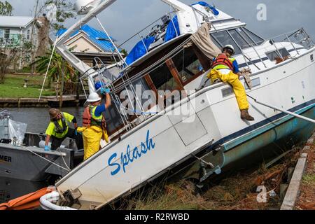 Lynn Haven, FL., Nov. 7, 2018 -- NOAA bietet Hilfe bei der Küstenwache in ihren Bemühungen zur Bekämpfung der Verschmutzung. Sogar eine kleine Version von Schiffskraftstoffen in sensiblen ökologischen Gebieten kann erhebliche negative Folgen für die Umwelt haben. Vielen verlassenen Schiffe noch Treibstoff und andere gefährliche Materialien an Bord. Die Küstenwache Boote sind ausgestattet Kraftstoff von gestrandeten Schiffen zu entfernen. Die FEMA/K.C. Wilsey Stockfoto