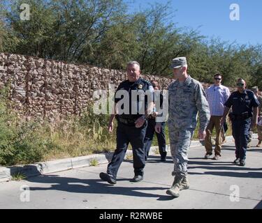 Us Air Force General Terrence J. O'Shaughnessy, Commander, North American Aerospace Defense Command und United States Northern Command, Spaziergänge mit Michael Humphries, Direktor, der Hafen von Nogales, an der Nogales-Mariposa Einfuhrhafen, Nogales, Arizona, 7. November 2018. Us Northern Command ist die militärische Unterstützung für das Ministerium für Heimatschutz und den US-amerikanischen Zoll- und Grenzschutzbehörden der südlichen Grenze der Vereinigten Staaten zu sichern. Stockfoto