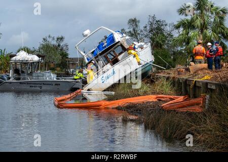 Lynn Haven, FL., Nov. 7, 2018 -- NOAA bietet Hilfe bei der Küstenwache in ihren Bemühungen zur Bekämpfung der Verschmutzung. Sogar eine kleine Version von Schiffskraftstoffen in sensiblen ökologischen Gebieten kann erhebliche negative Folgen für die Umwelt haben. Vielen verlassenen Schiffe noch Treibstoff und andere gefährliche Materialien an Bord. Die Küstenwache Boote sind ausgestattet Kraftstoff von gestrandeten Schiffen zu entfernen. Die FEMA/K.C. Wilsey Stockfoto