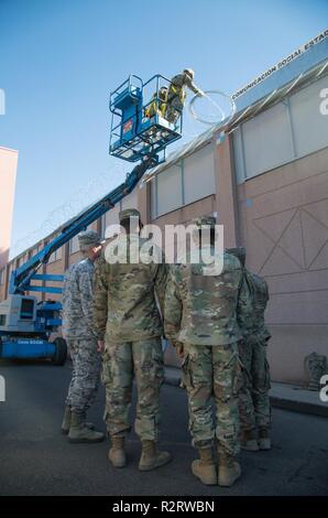 Us Air Force General Terrence J. O'Shaughnessy, Commander, North American Aerospace Defense Command und United States Northern Command, und US-Soldaten, zugeordnet zu den 62 Ingenieur Battaion, beobachten Sie die Einlagerung von Concertina wire in Nogales Einfuhrhafen, Nogales, Arizona, 7. November 2018. Us Northern Command ist die militärische Unterstützung für das Ministerium für Heimatschutz und den US-amerikanischen Zoll- und Grenzschutzbehörden der südlichen Grenze der Vereinigten Staaten zu sichern. Stockfoto