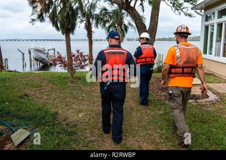 Lynn Haven, FL., Nov. 7, 2018 -- NOAA bietet Hilfe bei der Küstenwache in ihren Bemühungen zur Bekämpfung der Verschmutzung. Sogar eine kleine Version von Schiffskraftstoffen in sensiblen ökologischen Gebieten kann erhebliche negative Folgen für die Umwelt haben. Vielen verlassenen Schiffe noch Treibstoff und andere gefährliche Materialien an Bord. Die Küstenwache Boote sind ausgestattet Kraftstoff von gestrandeten Schiffen zu entfernen. Die FEMA/K.C. Wilsey Stockfoto