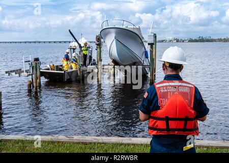 Lynn Haven, FL., Nov. 7, 2018 -- NOAA bietet Hilfe bei der Küstenwache in ihren Bemühungen zur Bekämpfung der Verschmutzung. Sogar eine kleine Version von Schiffskraftstoffen in sensiblen ökologischen Gebieten kann erhebliche negative Folgen für die Umwelt haben. Vielen verlassenen Schiffe noch Treibstoff und andere gefährliche Materialien an Bord. Die Küstenwache Boote sind ausgestattet Kraftstoff von gestrandeten Schiffen zu entfernen. Die FEMA/K.C. Wilsey Stockfoto