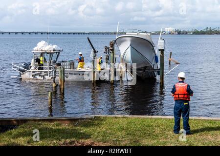 Lynn Haven, FL., Nov. 7, 2018 -- NOAA bietet Hilfe bei der Küstenwache in ihren Bemühungen zur Bekämpfung der Verschmutzung. Sogar eine kleine Version von Schiffskraftstoffen in sensiblen ökologischen Gebieten kann erhebliche negative Folgen für die Umwelt haben. Vielen verlassenen Schiffe noch Treibstoff und andere gefährliche Materialien an Bord. Die Küstenwache Boote sind ausgestattet Kraftstoff von gestrandeten Schiffen zu entfernen. Die FEMA/K.C. Wilsey Stockfoto