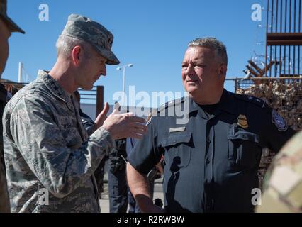 Us Air Force General Terrence J. O'Shaughnessy, Commander, North American Aerospace Defense Command und United States Northern Command, spricht mit Michael Humphries, Direktor, der Hafen von Nogales, an der Nogales Einfuhrhafen, Nogales, Arizona, 7. November 2018. Us Northern Command ist die militärische Unterstützung für das Ministerium für Heimatschutz und den US-amerikanischen Zoll- und Grenzschutzbehörden der südlichen Grenze der Vereinigten Staaten zu sichern. Stockfoto