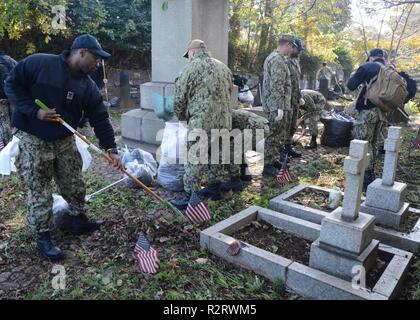 YOKOHAMA, Japan (Nov. 8, 2018) - Segler zum Kommandanten, Flotte Aktivitäten Yokosuka (CFAY), Commander, Naval Surface Gruppe Western Pacific, Information Warfare Training Website Yokosuka, Defense Logistics Agency Yokosuka, Commander, U-Force, US Pacific Fleet Marine Data Center, Naval Computer und Telekommunikation Station Fernost, Naval Supply System Befehl Flotte Logistikzentrum, USS Antietam (CG54), USS Barry (DDG52), USS Milius (DDG69), USS Mustin (DDG89) und USS Shiloh zugewiesen in einer Gemeinschaft cleanup Beziehungen Veranstaltung in Yokohama ausländische Hauptfriedhof 8 teilnehmen. CFAY pr Stockfoto