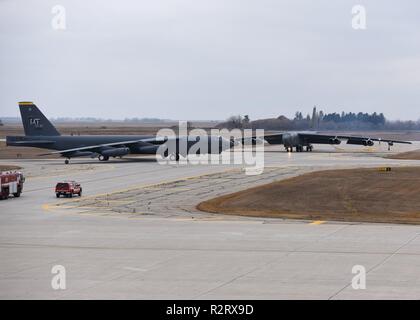 Zwei B-52 H Stratofortresses pass auf der Flightline während der globalen Donner 19 am Minot Air Force Base, N.D., Nov. 4, 2018. Us-Strategic Command Headquarters Personal, Komponenten und untergeordnete Einheiten beteiligen sich an globalen Donner Bereitschaft zu prüfen und gewährleisten eine sichere und zuverlässige strategischen Abschreckungsmittel. Groß angelegte Übungen dieser Art umfangreiche Planung und Koordinierung beteiligen und einzigartige Ausbildung für zugeordnete Einheiten und die Verbündeten, damit sie vorbereitet sind Bestellungen weltweit auszuführen, wo und wann sie benötigt werden. Stockfoto