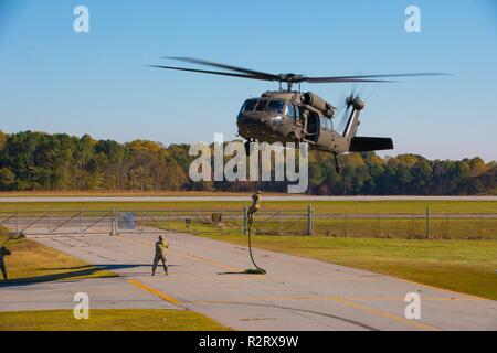 Us-Armee Soldaten aus dem 5. Ranger Training Bataillon, durchführung Schnelle Seil Infiltration und Extraktion (Pommes) und spezielle Patrol Insertion und Exfiltration (SPIONE) Training mit dem 1/106 Assault Helicopter Bataillon, Georgien National Guard, am Bartow County Airport, Winder Ga., Nov. 3, 2018. Diese Schulungen können sowohl Piloten und Soldaten perfekt Ihre Fähigkeiten für zukünftige Erfolg der Mission vorzubereiten. Stockfoto