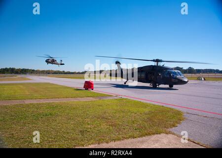 U.S. Army UH-60 Blackhawks auf der Flightline vom 1/106 th Assault Helicopter Bataillon, Georgien National Guard, durchführung Schnelle Seil Infiltration und Extraktion (Pommes) und spezielle Patrol Insertion und Exfiltration (SPIONE) Training mit Soldaten aus dem 5. Ranger Training Bataillon, am Bartow County Airport, Winder Ga., Nov. 3, 2018. Diese Schulungen können sowohl Piloten und Soldaten perfekt Ihre Fähigkeiten für zukünftige Erfolg der Mission vorzubereiten. Stockfoto