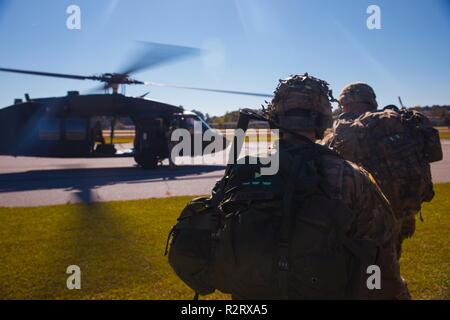 Us-Armee Soldaten aus dem 5. Ranger Training Bataillon, Ansatz ein UH-60 Blackhawk Hubschrauber mit dem 1/106 Assault Helicopter Bataillon, Georgien National Guard, zu schnelle Seil Infiltration und Extraktion (Pommes) und spezielle Patrol Insertion und Exfiltration (SPIONE) Ausbildung in Bartow County Airport, Winder Ga., Nov. 3, 2018 leiten. Diese Schulungen können sowohl Piloten und Soldaten perfekt Ihre Fähigkeiten für zukünftige Erfolg der Mission vorzubereiten. Stockfoto