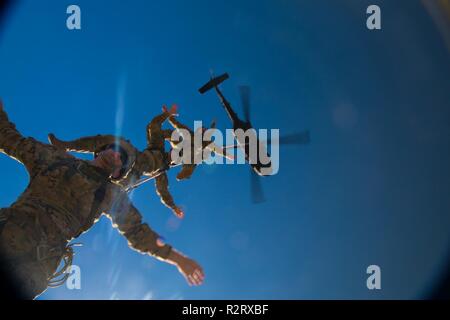 Us-Armee Soldaten aus dem 5. Ranger Training Bataillon, durchführung Schnelle Seil Infiltration und Extraktion (Pommes) und spezielle Patrol Insertion und Exfiltration (SPIONE) Training mit dem 1/106 Assault Helicopter Bataillon, Georgien National Guard, am Bartow County Airport, Winder Ga., Nov. 3, 2018. Diese Schulungen können sowohl Piloten und Soldaten perfekt Ihre Fähigkeiten für zukünftige Erfolg der Mission vorzubereiten. Stockfoto