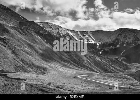 Ein Blick auf die Atigun Pass in der Brooks Range von Dalton Highway in Alaska, USA Stockfoto