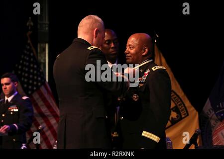 Brig. Gen. Robert K. Ryan, Land component Commander, District of Columbia der National Guard, beteiligen sich an der fünften jährlichen Cadet Befehl Führungskraft Entwicklung Konferenz an November 7th, 2018 an der Howard University in Washington, D.C. Die Konferenz war eine Gelegenheit für Führungskräfte Führung und Richtung zu den Kadetten in der Reserve Officer Training Corp. zur Verfügung zu stellen Stockfoto