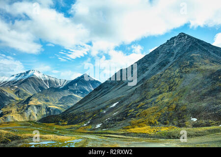 Ein Blick auf die Atigun Pass in der Brooks Range von Dalton Highway in Alaska, USA Stockfoto